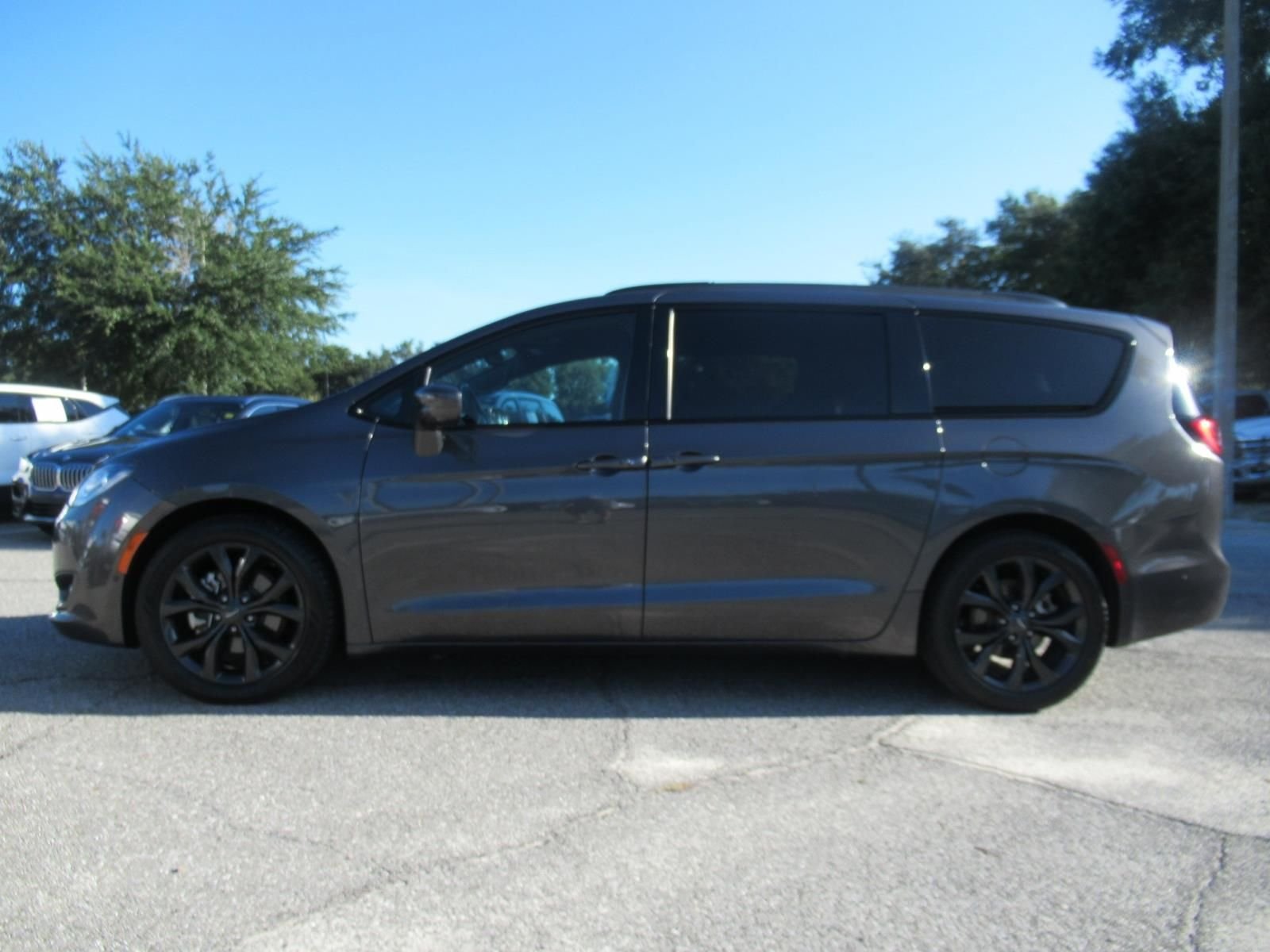 Used 2019 Gray Chrysler Touring Plus image 4