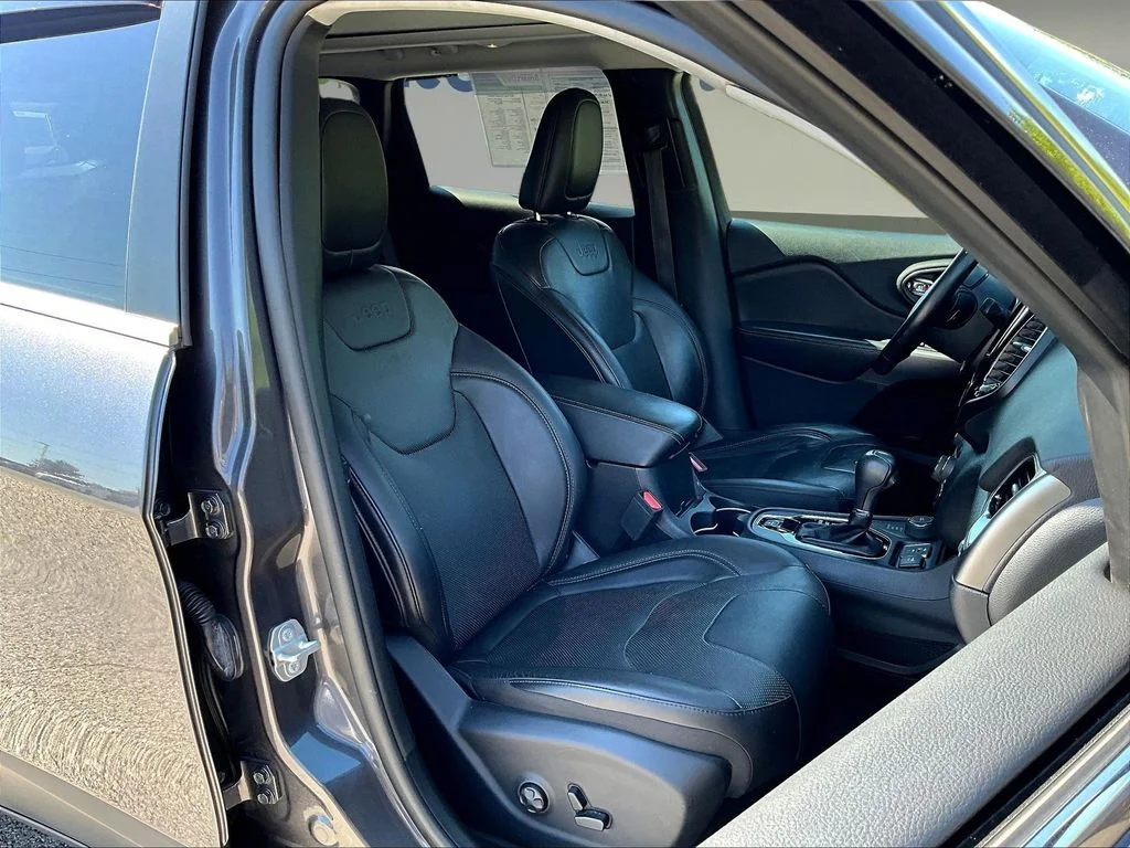 Used 2019 Gray Jeep Limited image 33