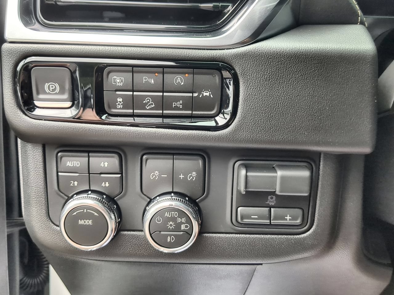 New 2026 Summit White GMC Elevation image 18