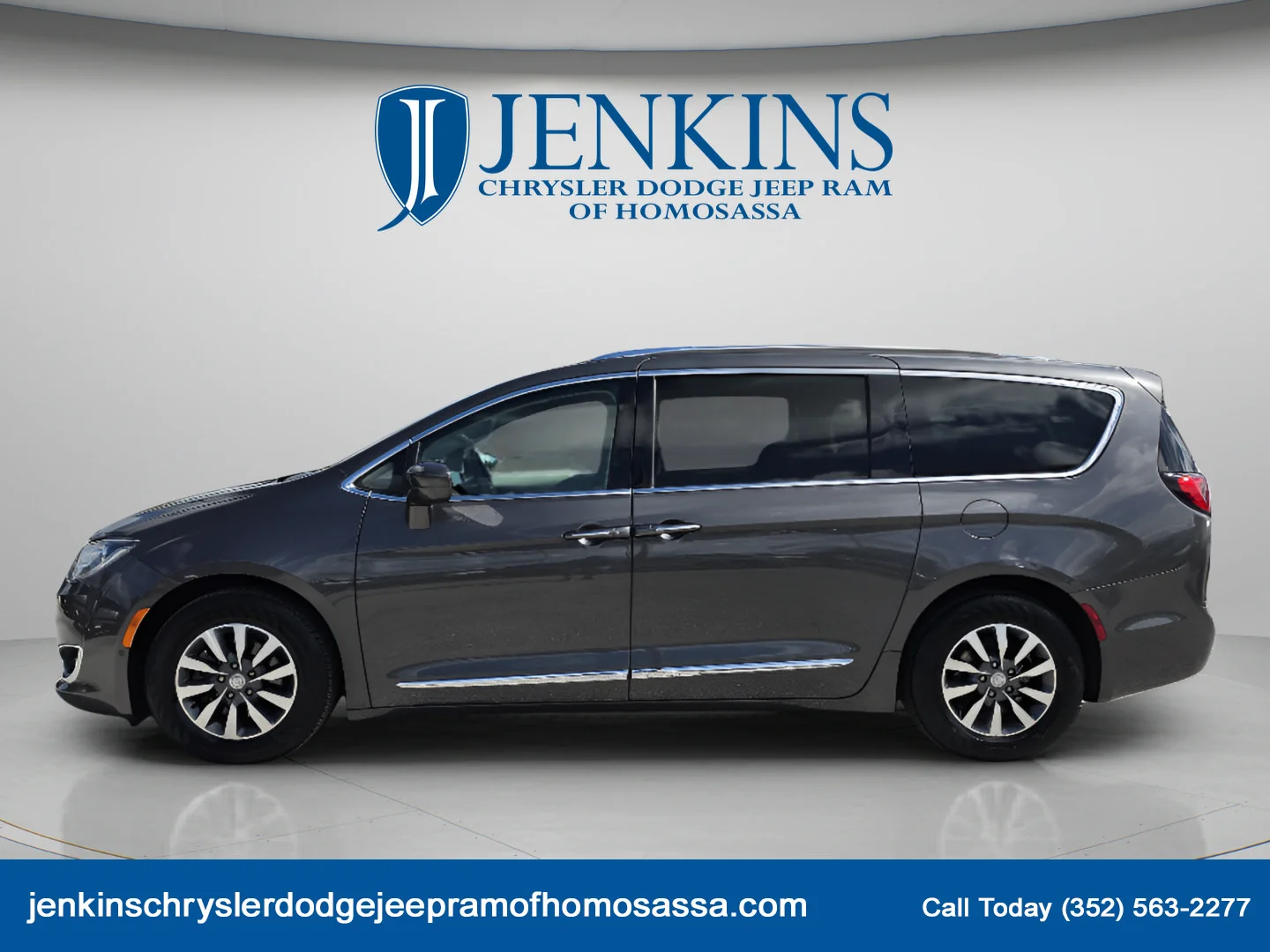 Used 2020 Granite Crystal Metallic Clearcoat Chrysler Touring L Plus image 9