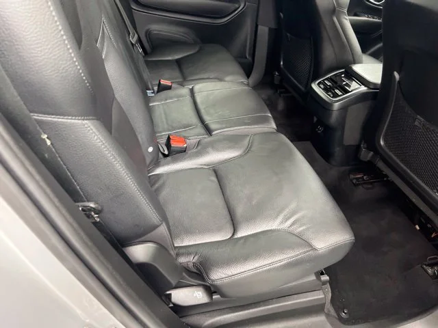 Used 2023 Silver Volvo B6 Plus 7-Seater image 25