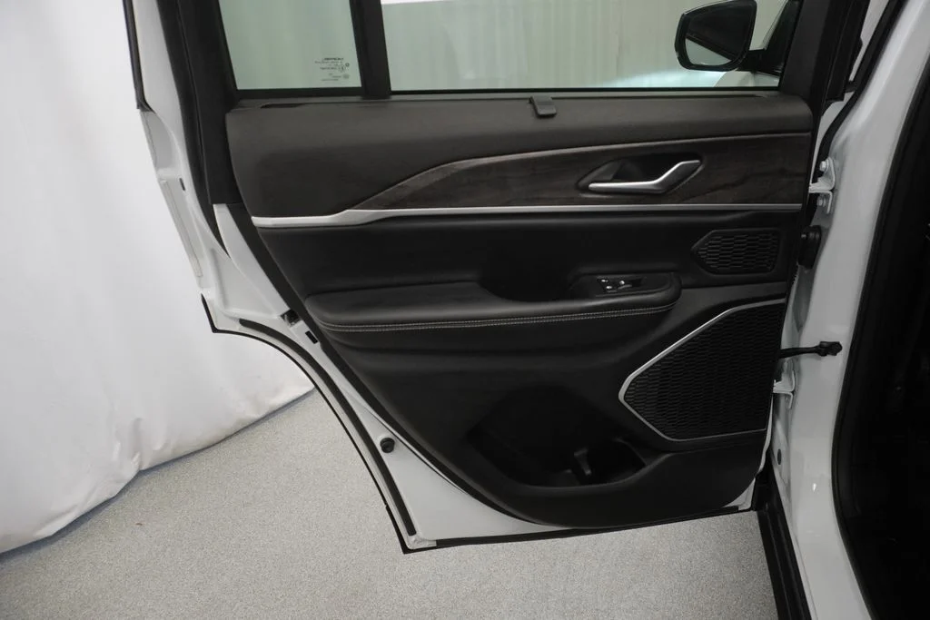 Used 2022 White Jeep 4xe image 47