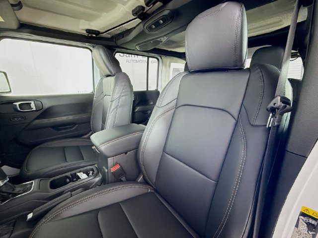 New 2026 Bright White Clear-Coat Exterior Paint Jeep Sahara image 21