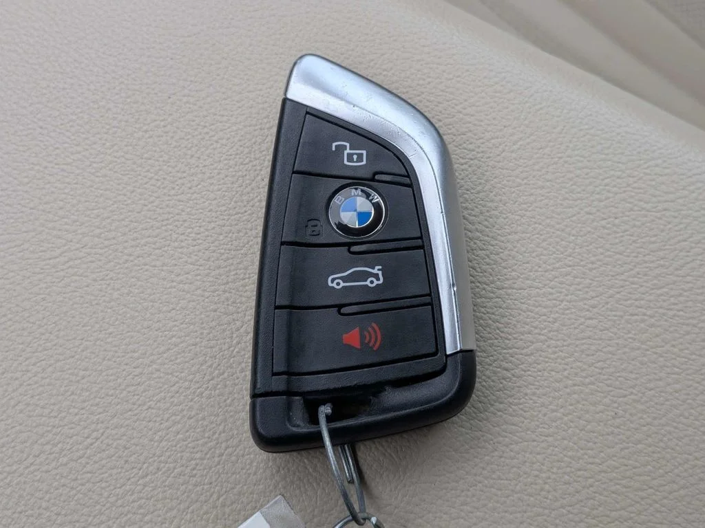 Used 2022 White BMW sDrive30i image 31