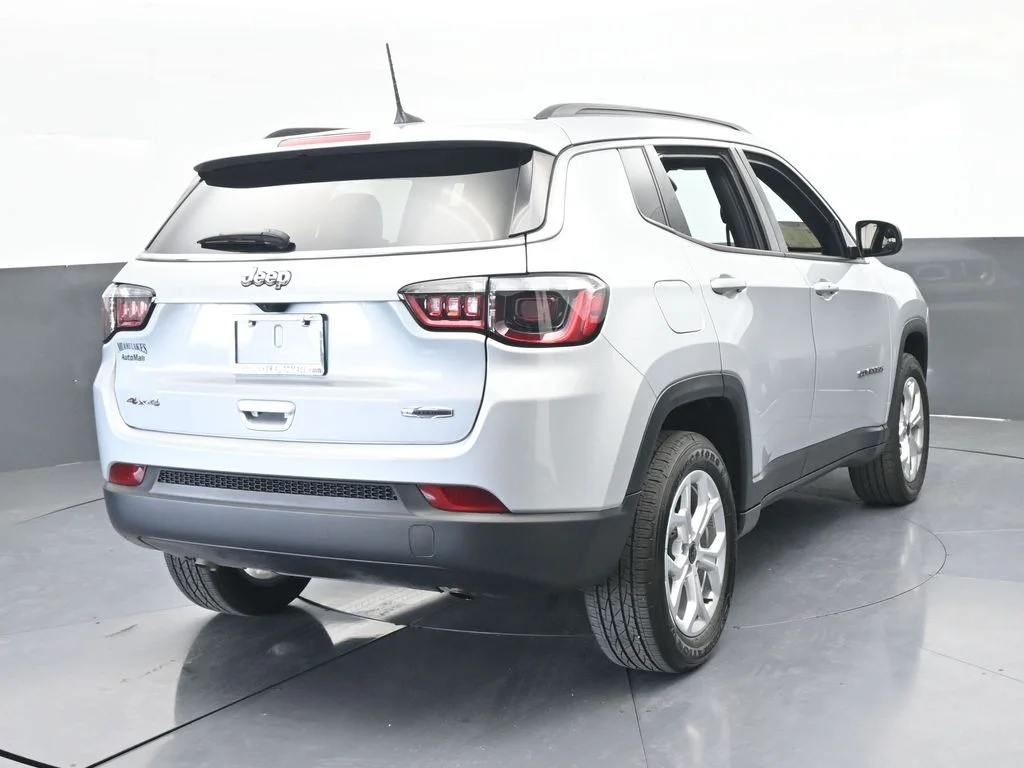 Used 2025 Silver Zynith Metallic Clearcoat Jeep Latitude image 5