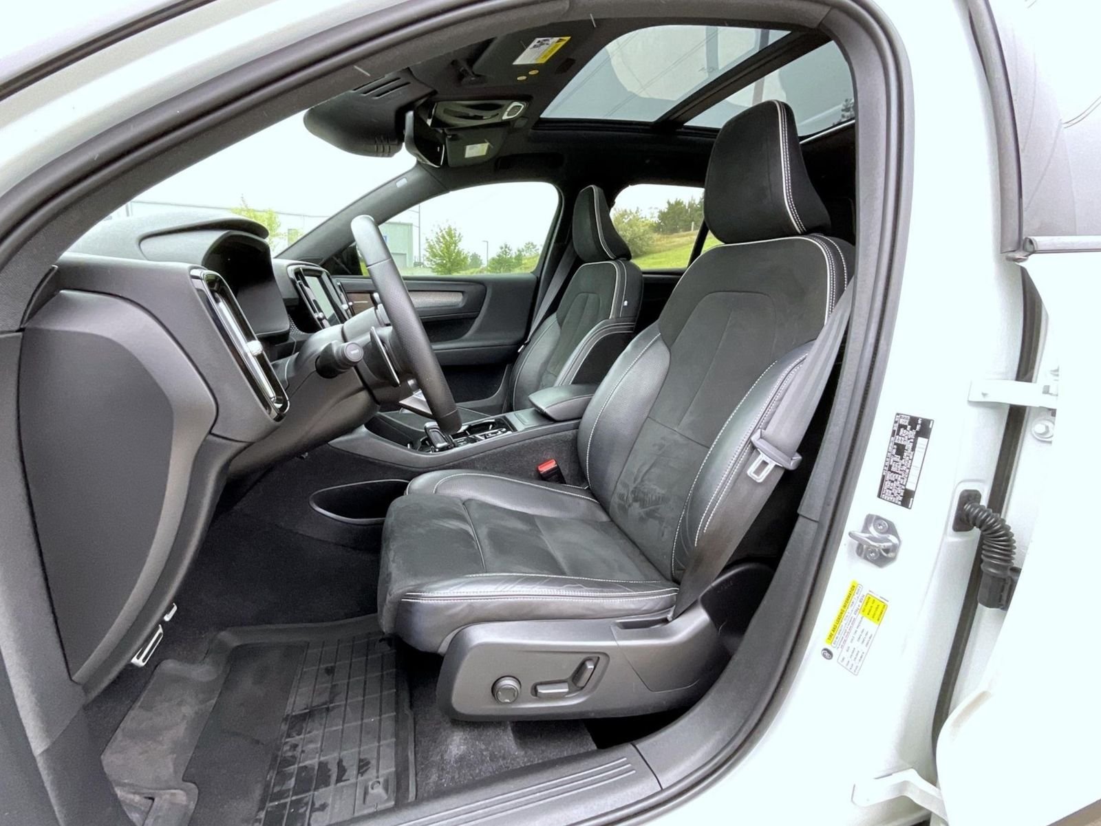 Used 2020 White Volvo R-Design image 10