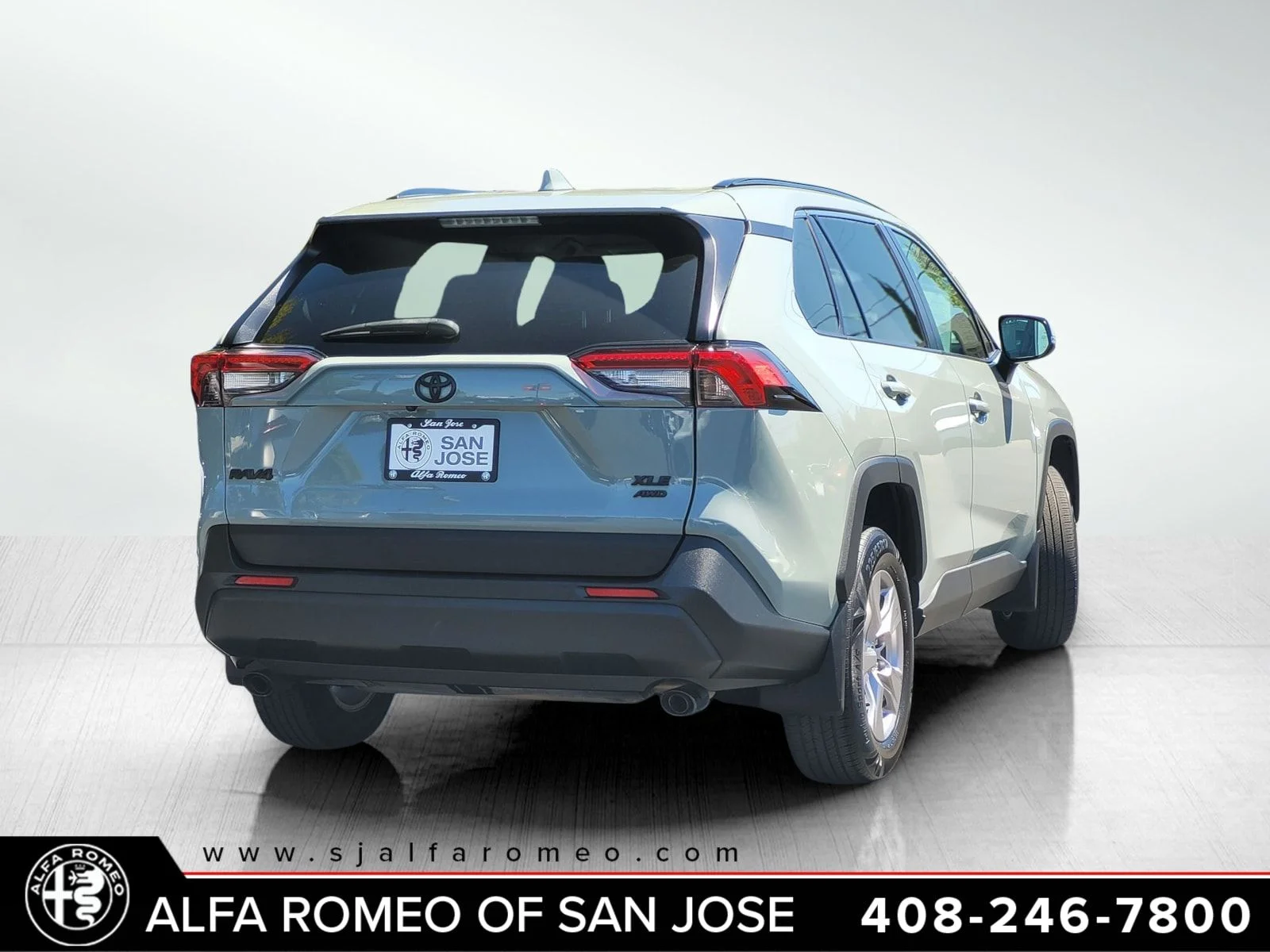 Used 2023  Toyota XLE image 3