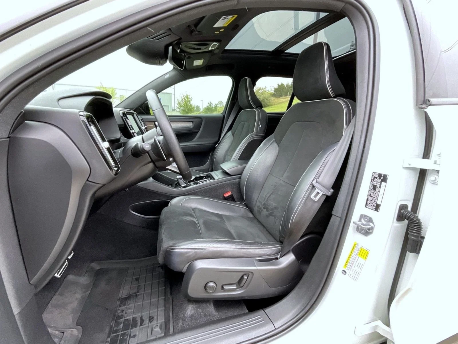 Used 2020 White Volvo R-Design image 10