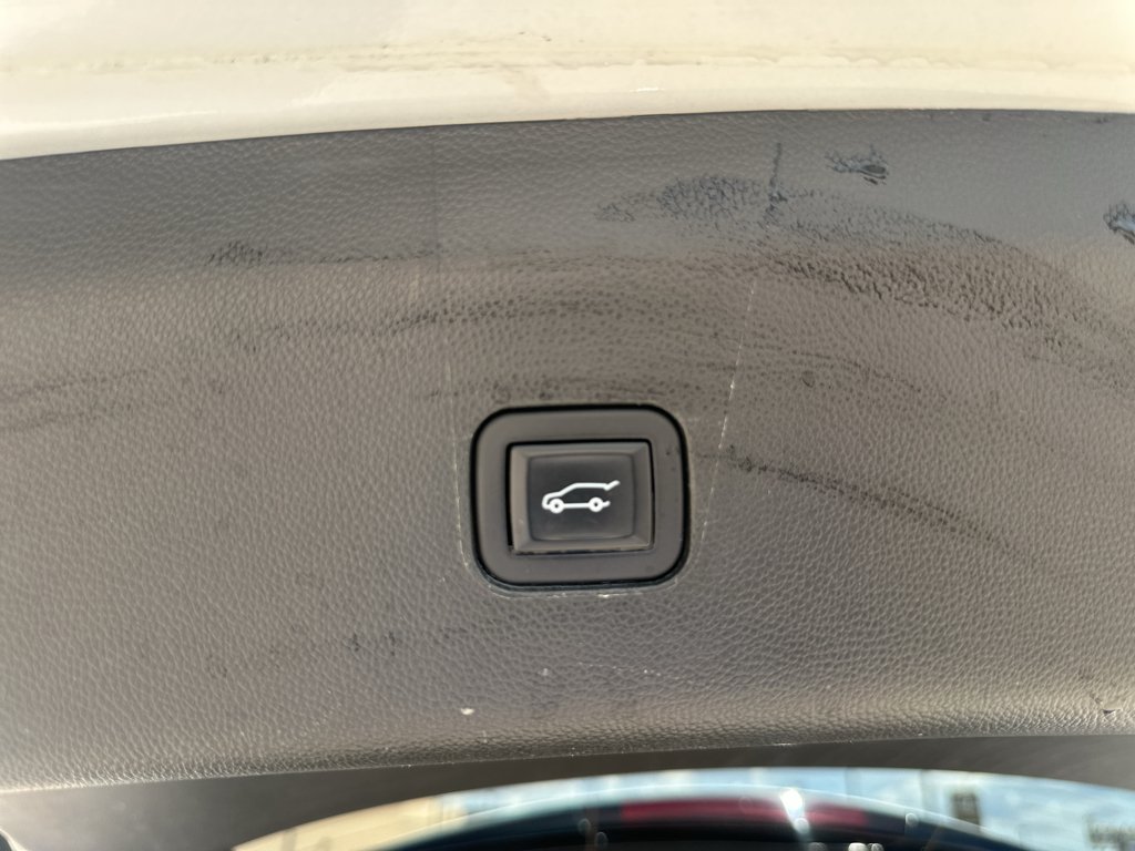 Used 2023 Summit White Buick Essence image 25