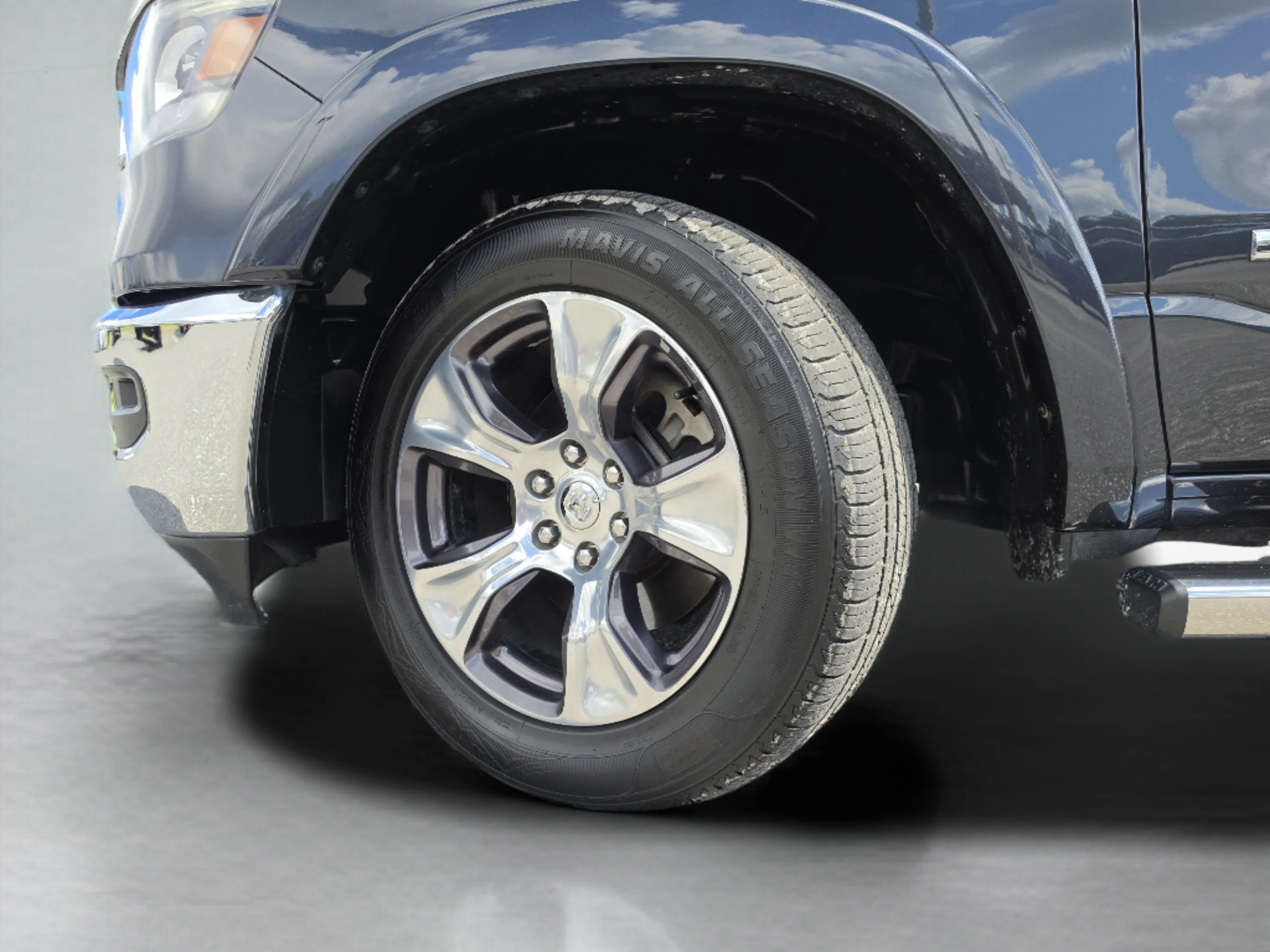Used 2019 Maximum Steel Metallic Clearcoat Ram Laramie image 39