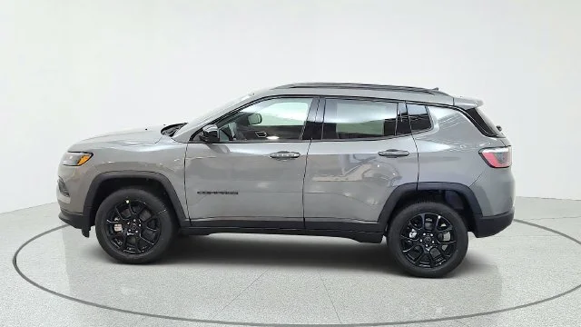 New 2027 Sting-Gray Clear-Coat Paint Jeep Latitude image 6