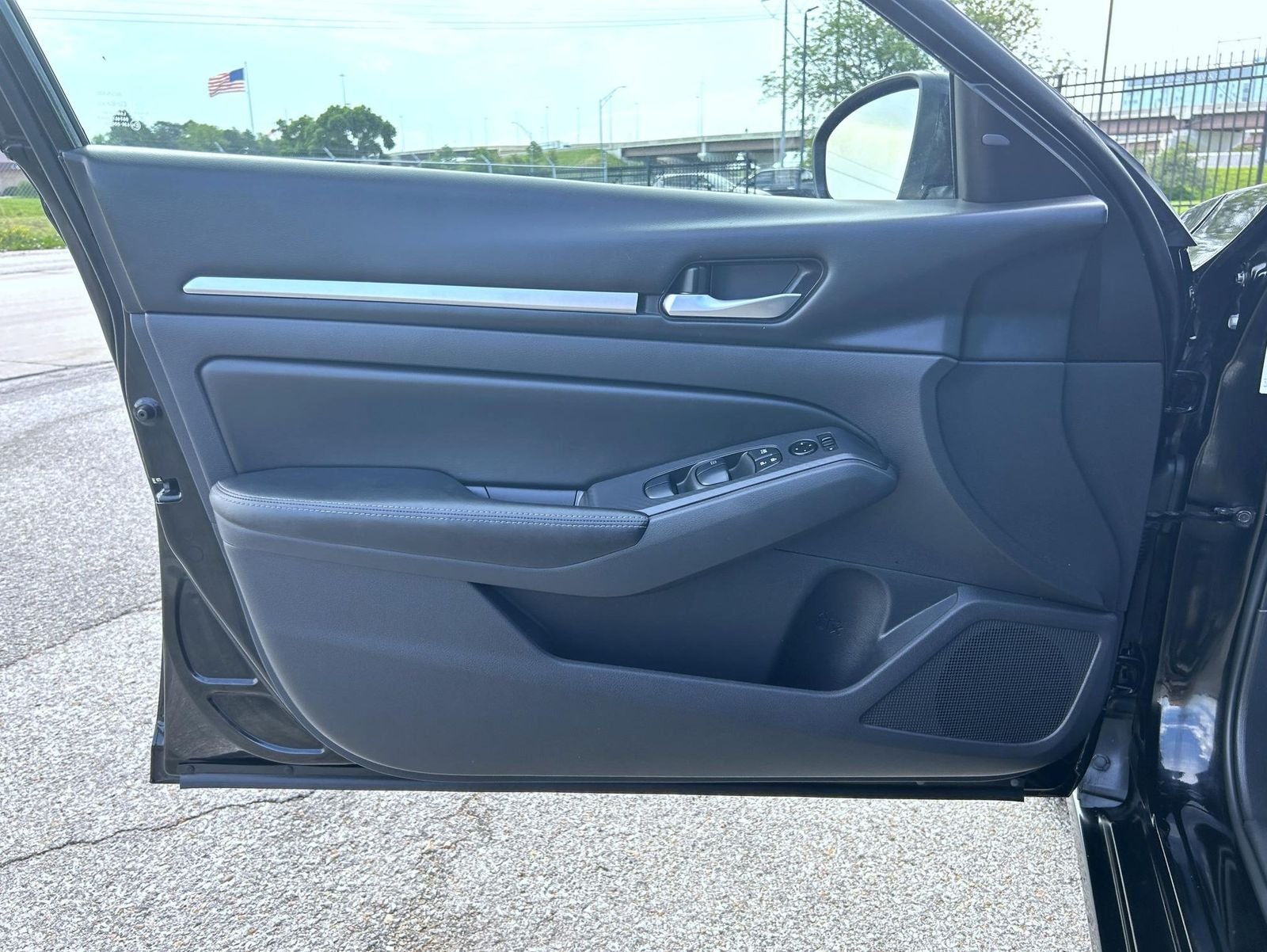Used 2022 Black Nissan 2.5 SV image 9
