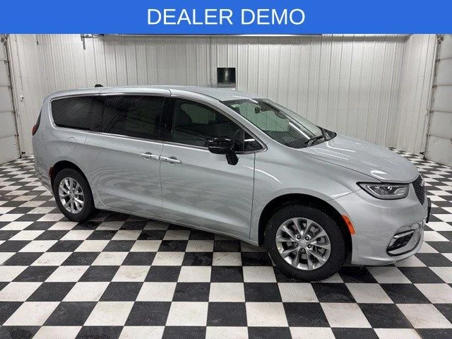 2026 Chrysler Pacifica Select AWD's photo