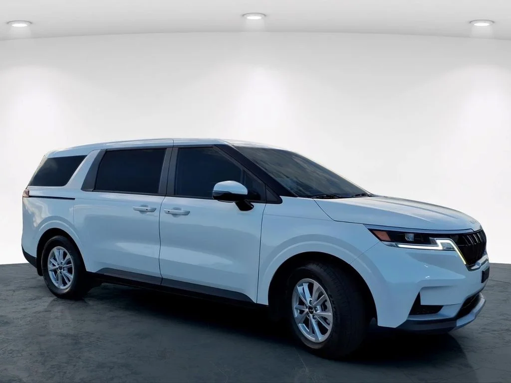 Used 2024 White Kia LX image 5