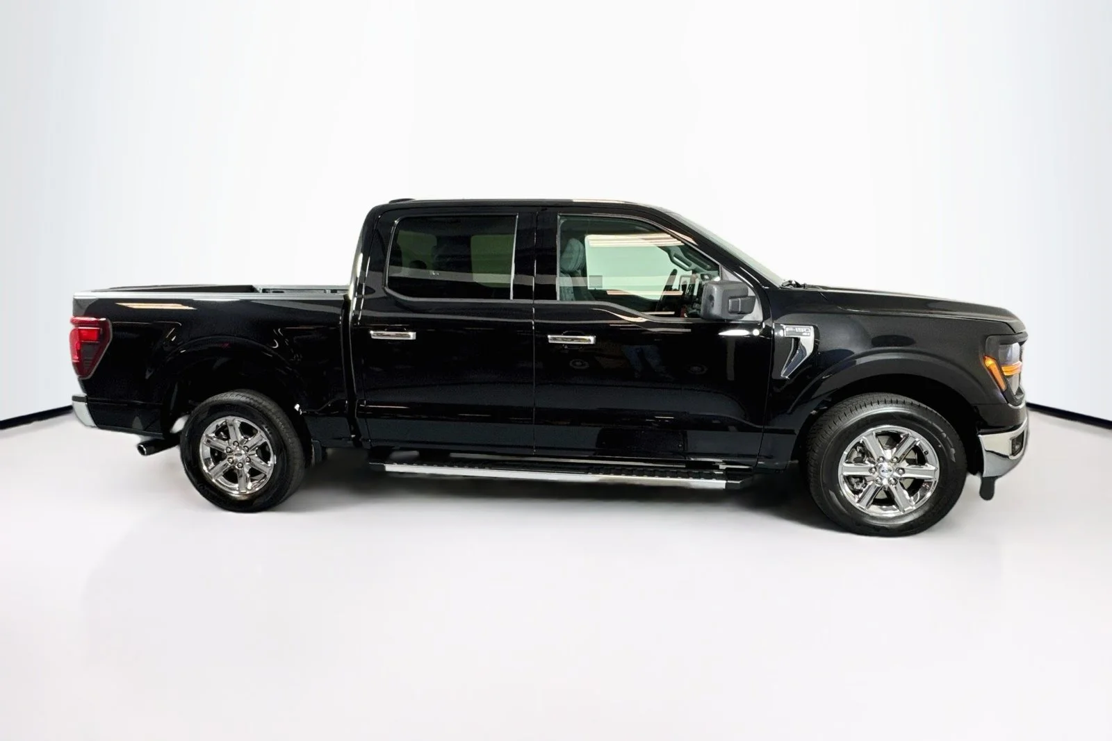 Used 2025 Agate Black Metallic Ford XLT image 5