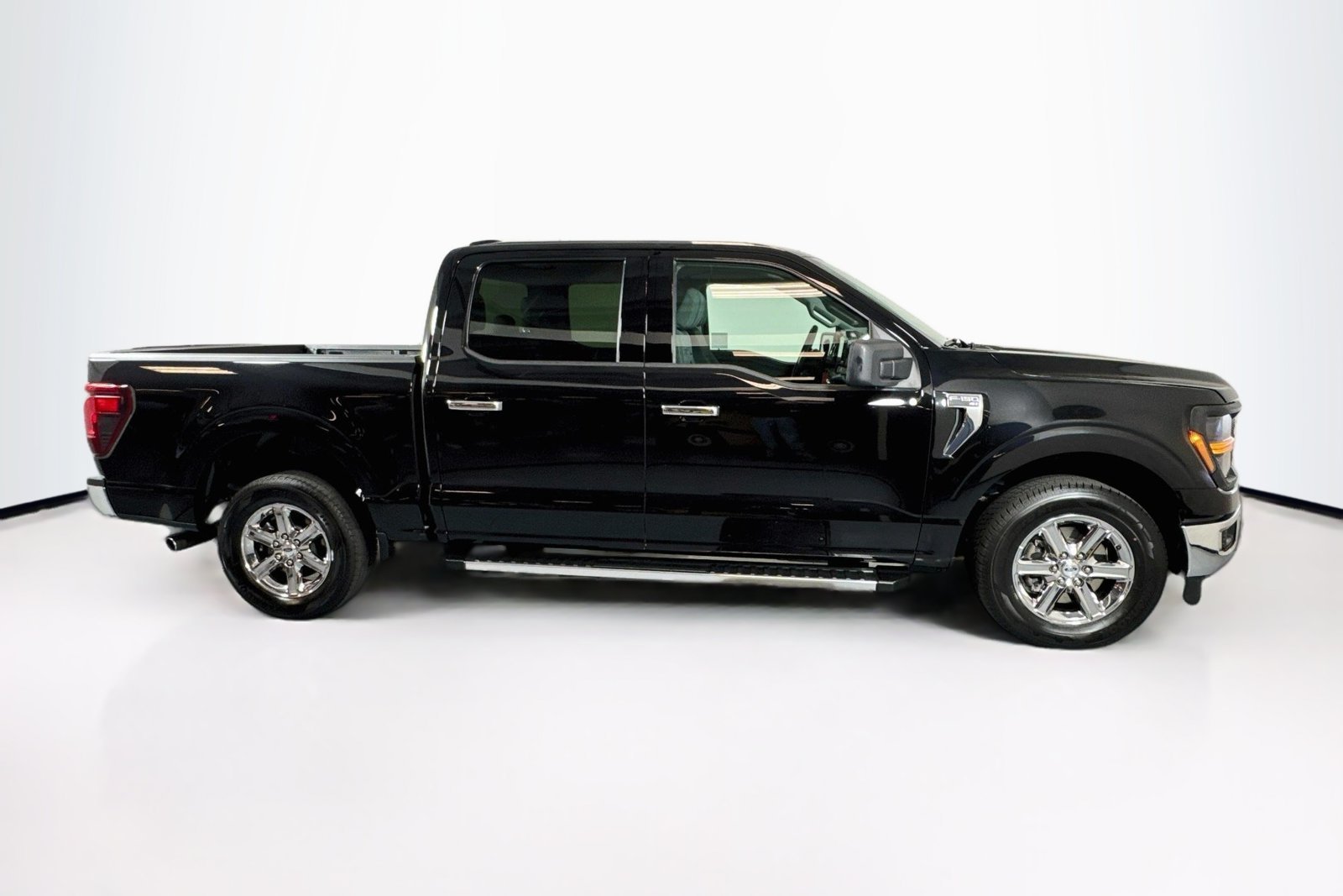 Used 2025 Agate Black Metallic Ford XLT image 5