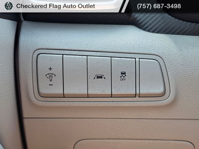 Used 2019 Dazzling White Hyundai SE image 10