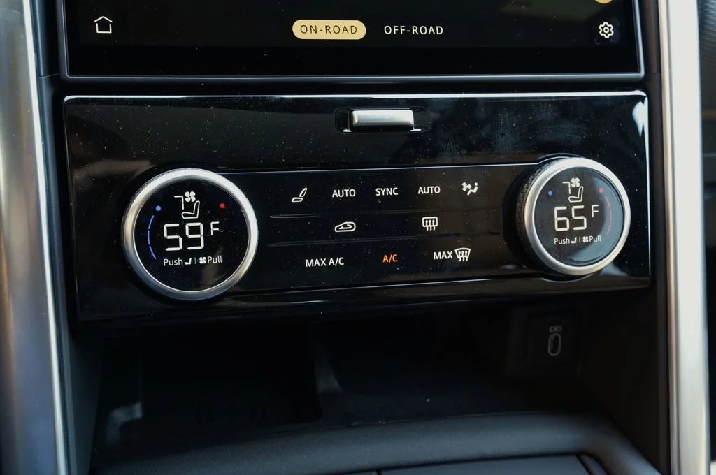 New 2026 Santorini Black Land Rover Dynamic SE image 29