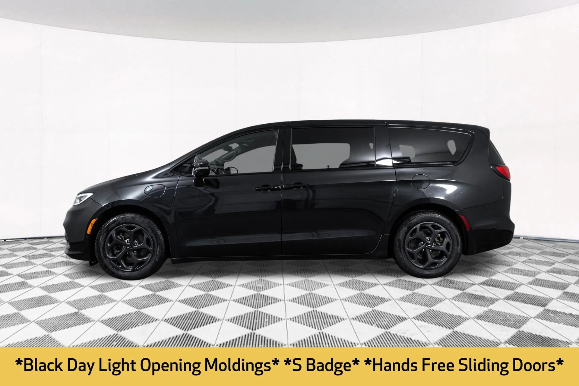 Used 2022 Black Chrysler Touring L image 19