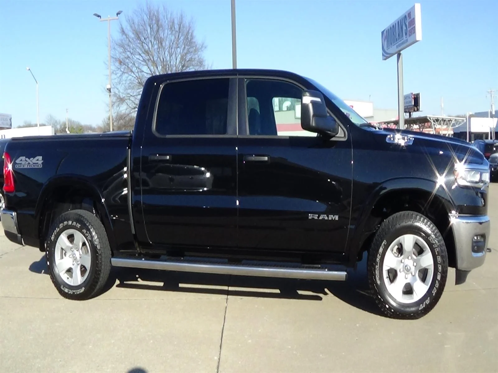 Used 2025 Diamond Black Crystal Pearl Coat (pxj) RAM Big Horn image 5