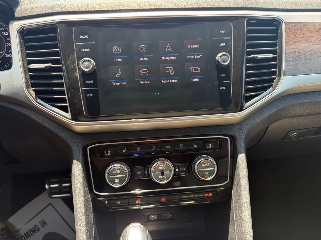 Used 2019  Volkswagen SEL Premium image 19