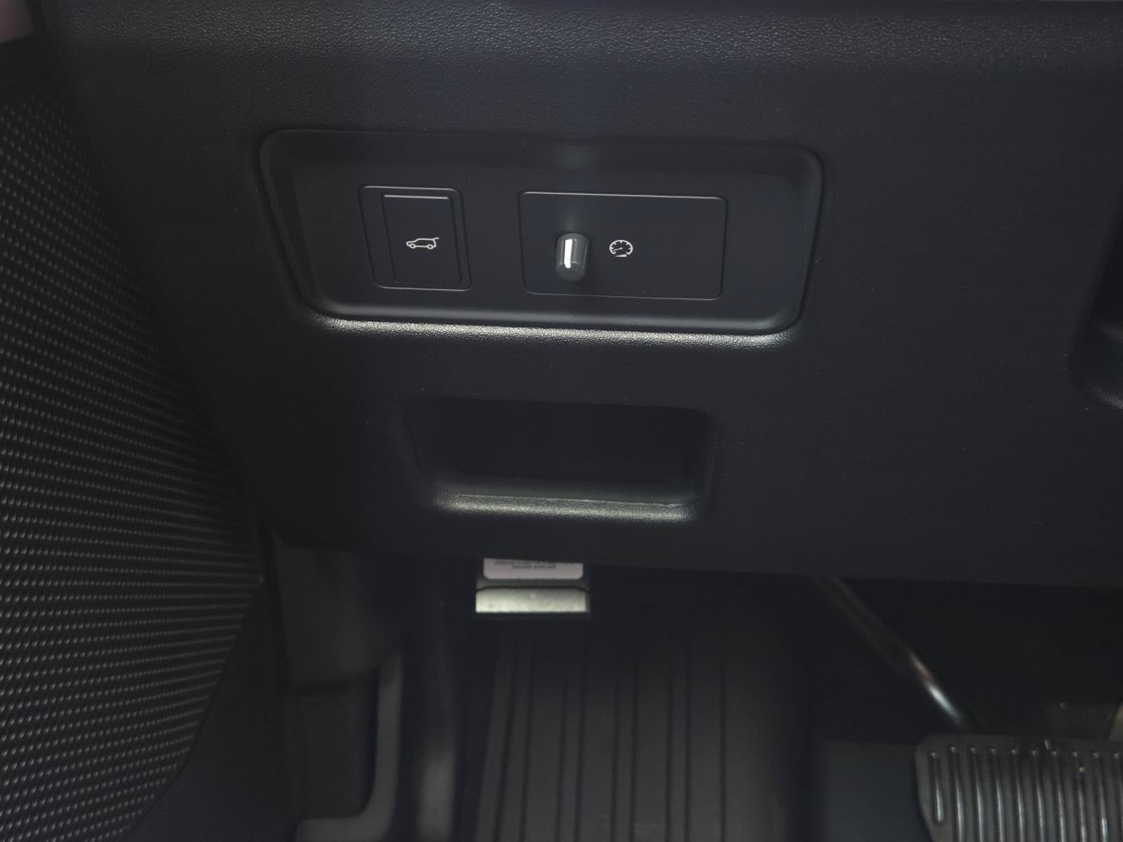 Used 2025 Fuji White Land Rover S image 34