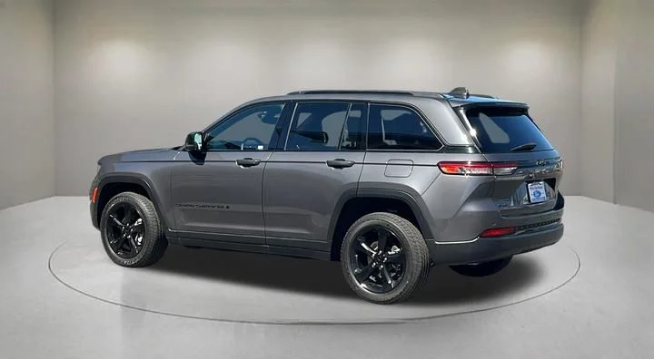 Used 2023 Gray Jeep Altitude X image 4