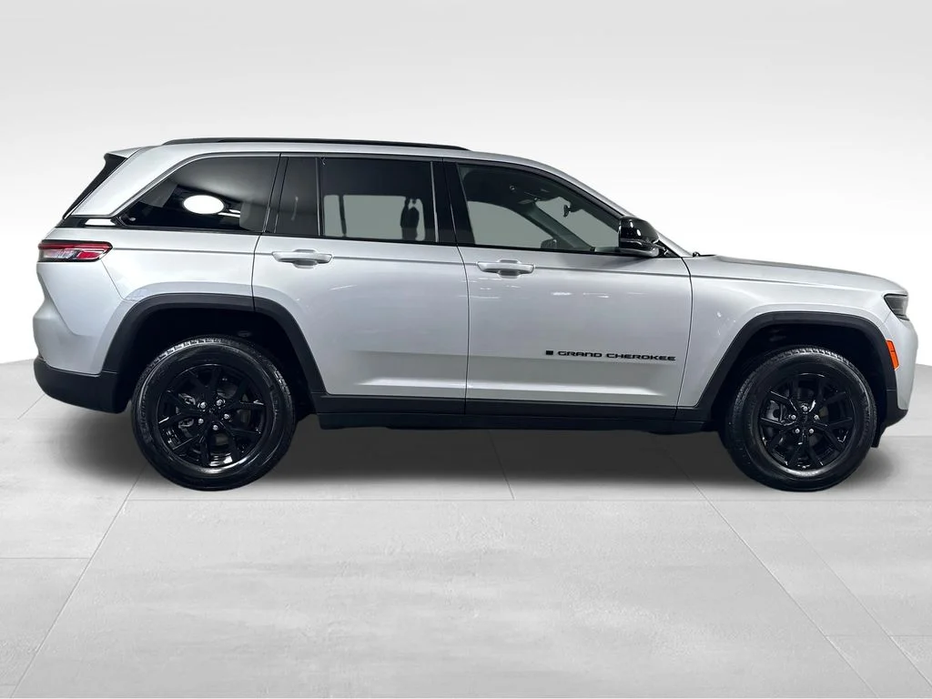 New 2026 Silver Zynith Exterior Paint Jeep Altitude image 12