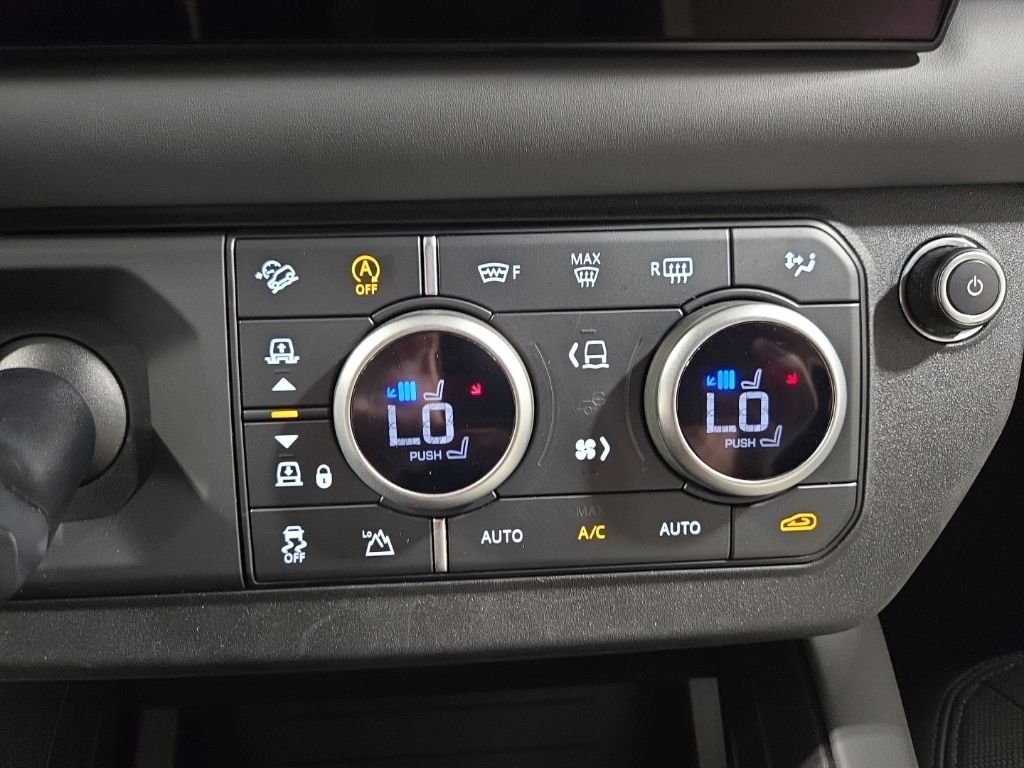 Used 2023 Fuji White Land Rover X-Dynamic SE image 19