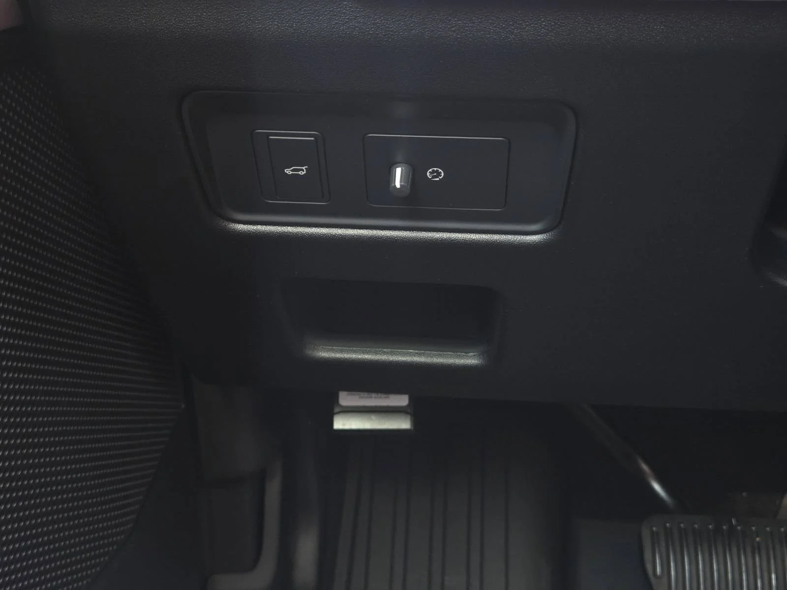Certified Used 2025 Fuji White Land Rover S image 34