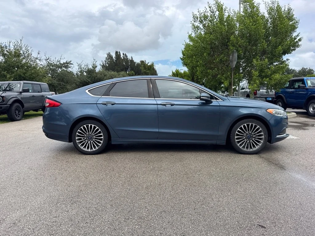 Used 2018 Blue Ford SE image 4