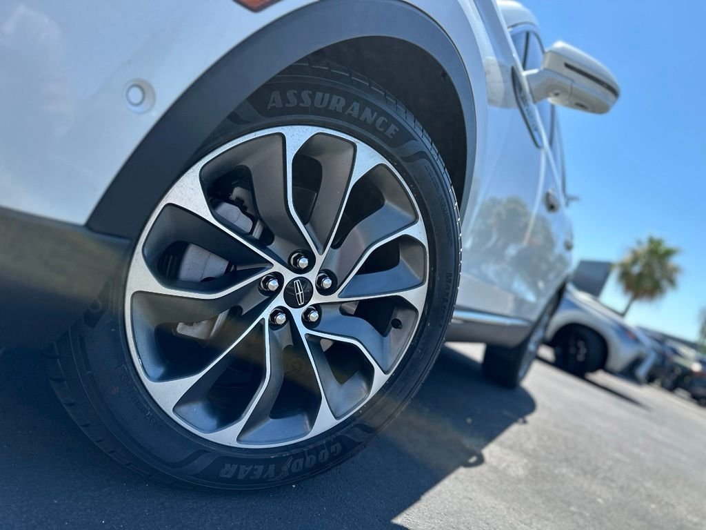 Used 2022 White Lincoln Reserve image 3