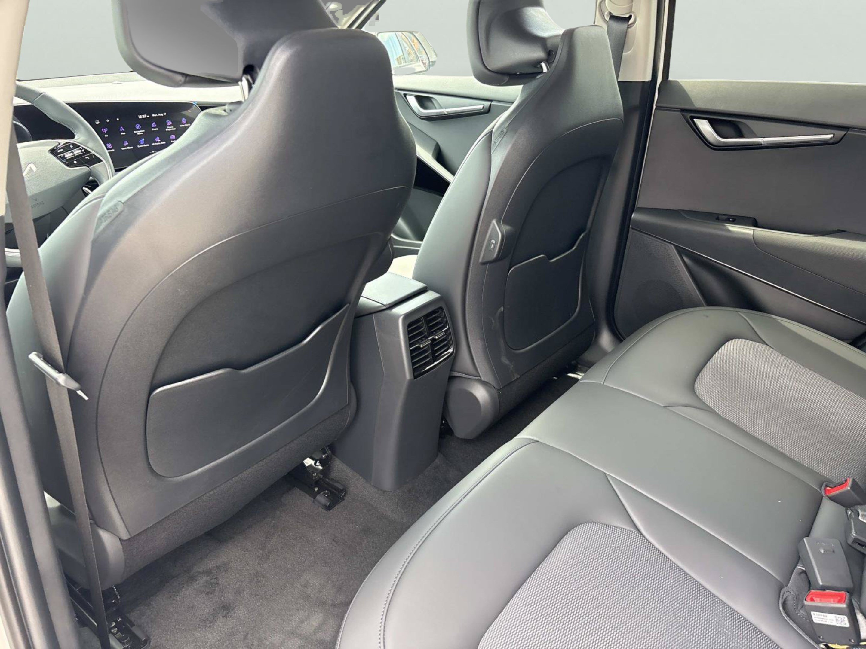 New 2026 Snow White Pearl Kia WIND image 17