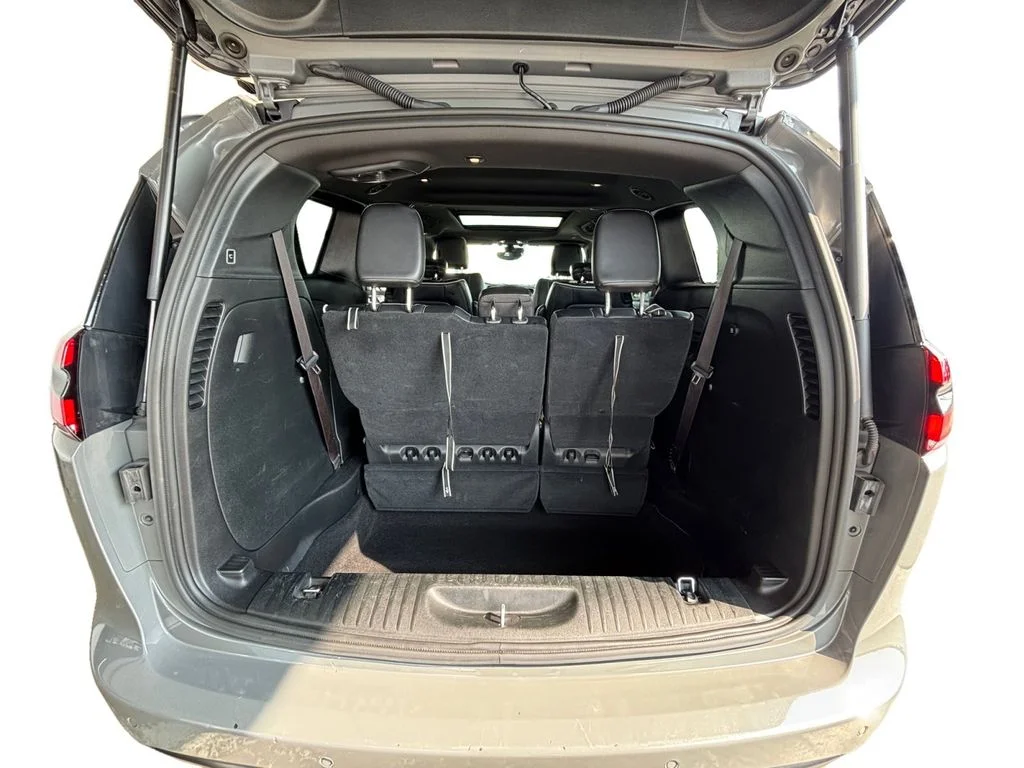 Used 2025 White Chrysler Limited image 13