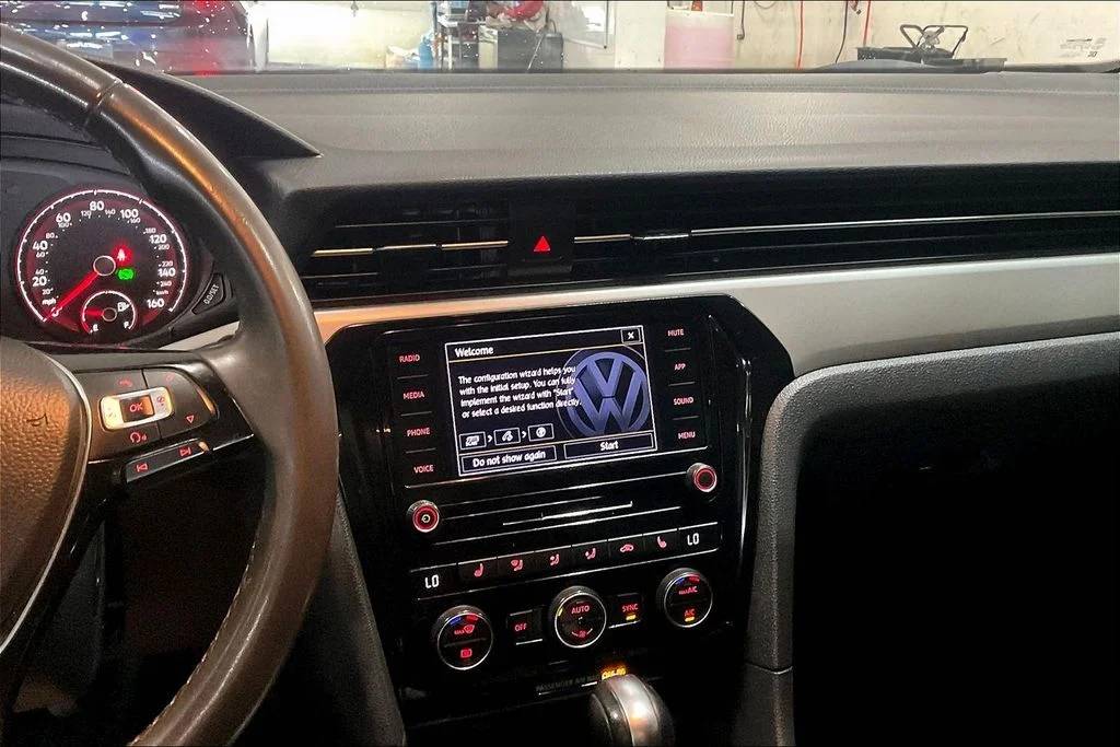 Used 2021  Volkswagen 2.0T SE image 5