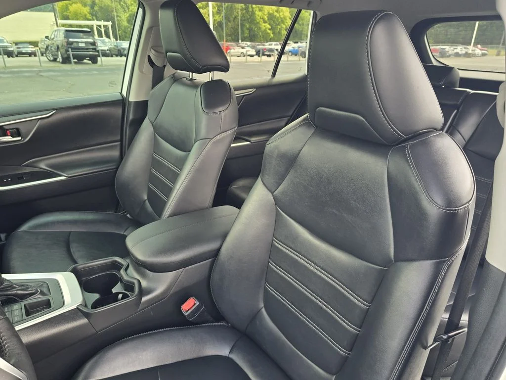 Used 2020 Super White Toyota XLE Premium image 13