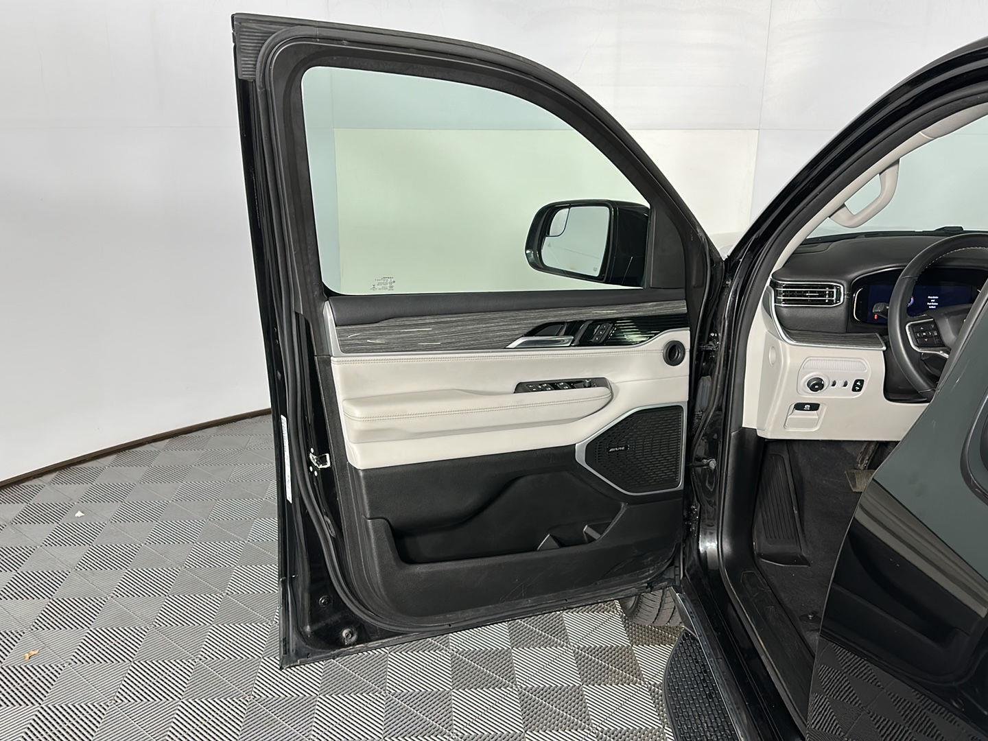 Used 2022 Diamond Black Crystal Pearlcoat Jeep Series II image 24