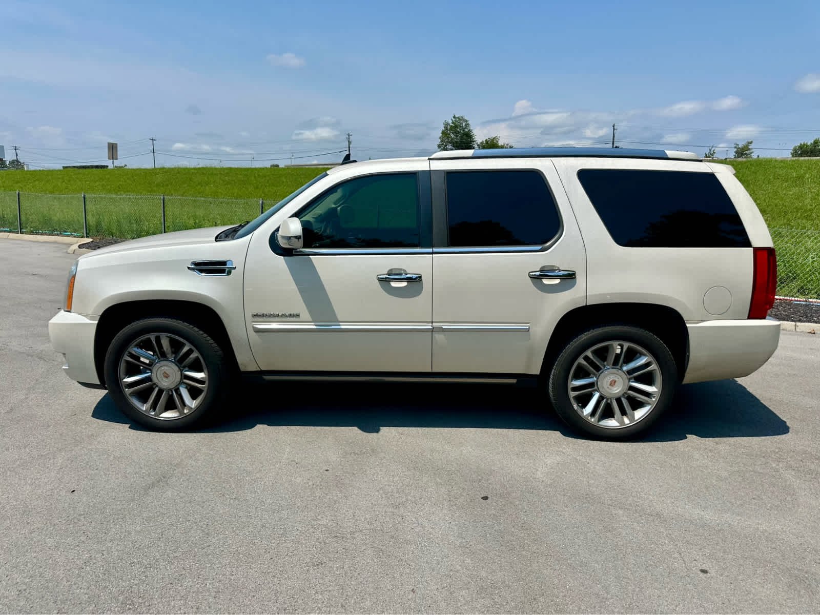 Used 2012 White Diamond Tricoat Cadillac Platinum Edition image 8
