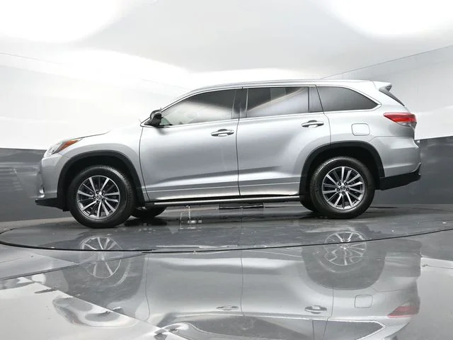 Used 2017 Silver Toyota XLE image 50