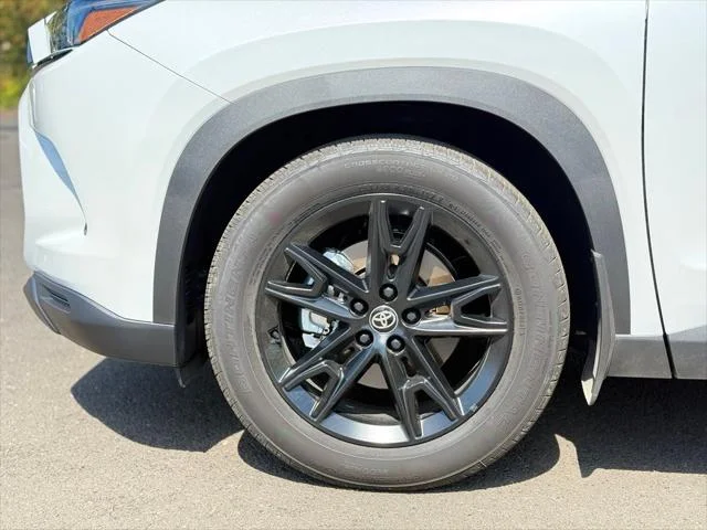 Certified Used 2026 WIND CHILL PEARL Toyota  image 9