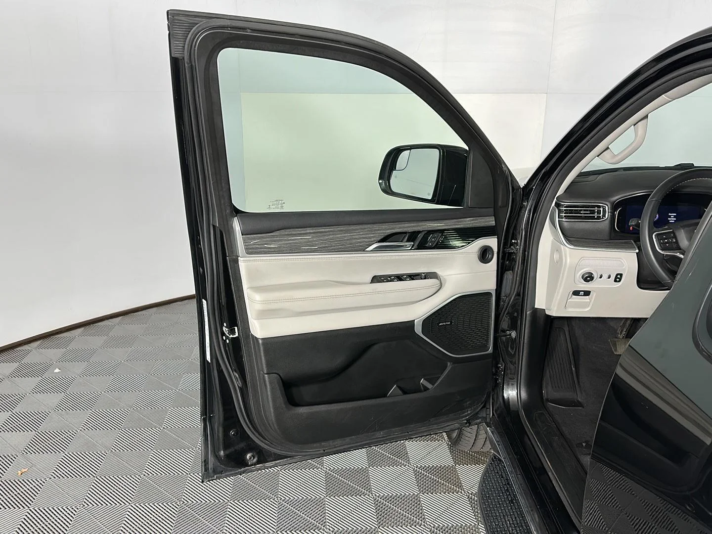 Used 2022 Diamond Black Crystal Pearlcoat Jeep Series II image 24