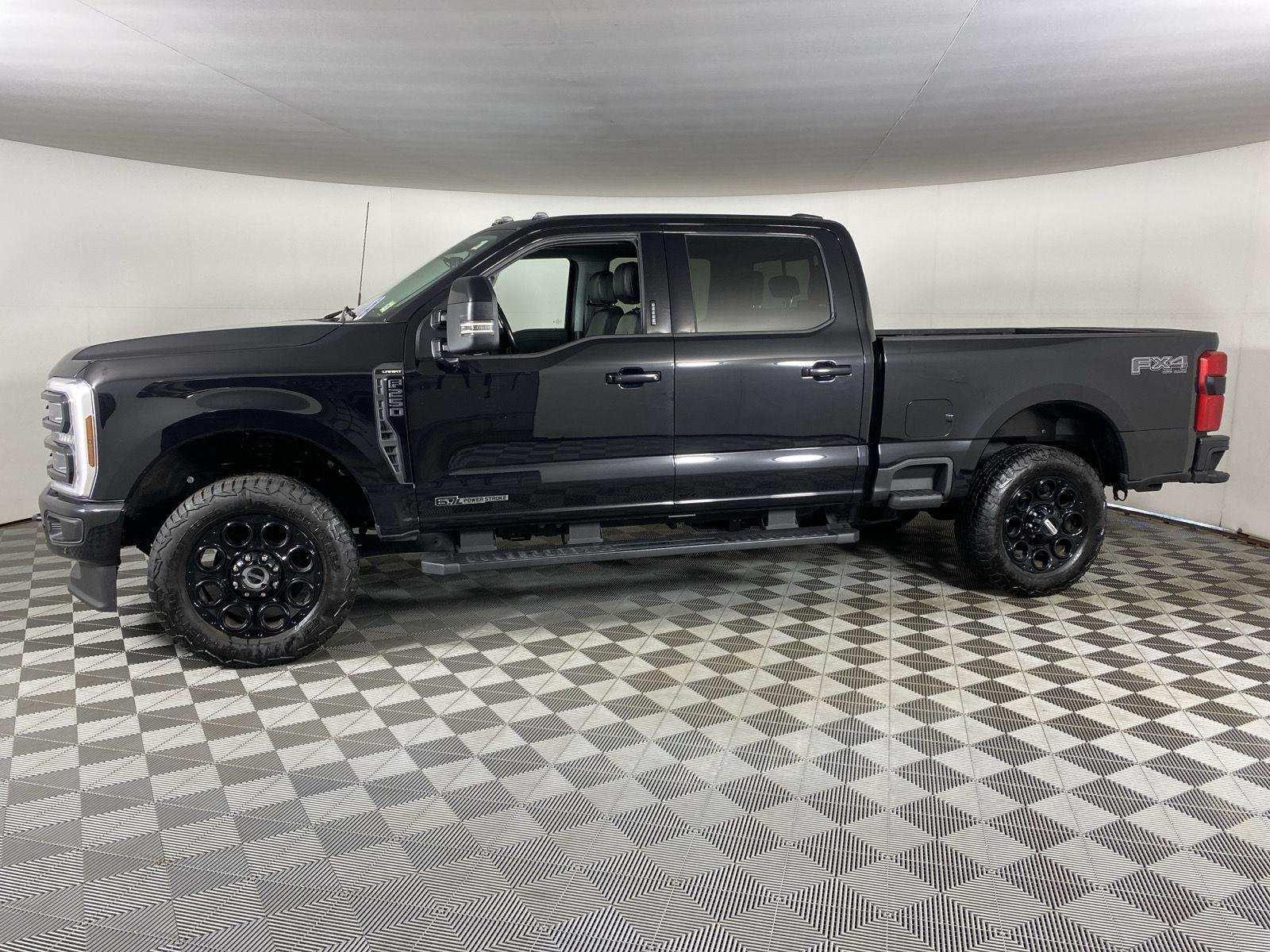 Used 2024  Ford LARIAT image 7