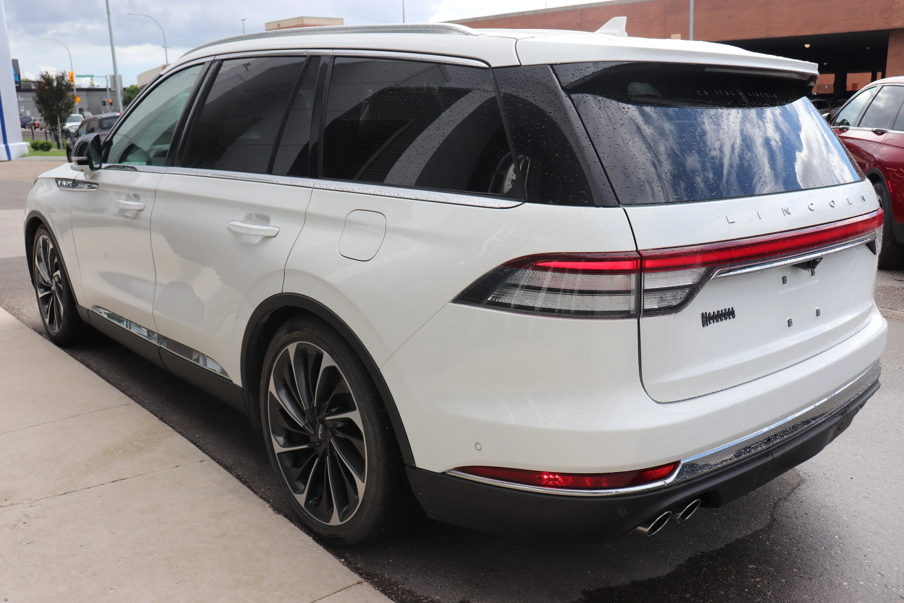 Used 2022 White Lincoln Reserve image 4