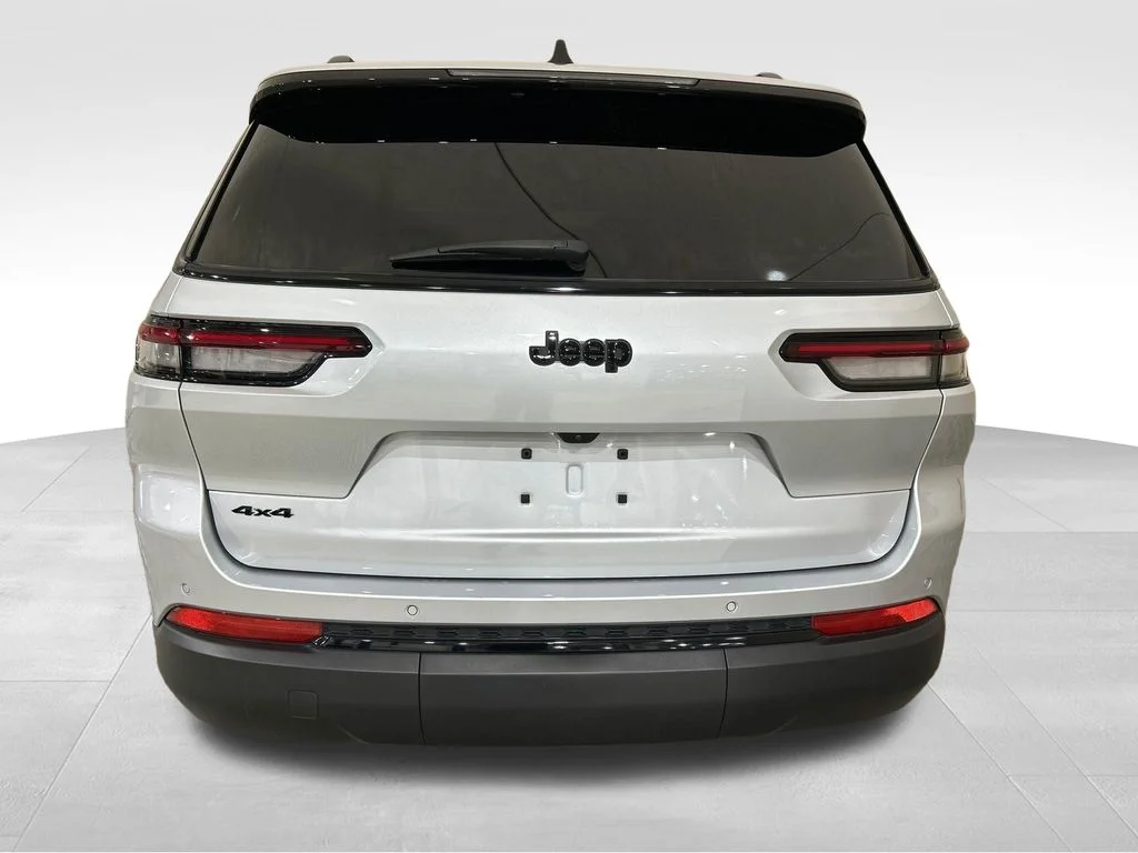 Used 2024 Silver Jeep Altitude X image 4