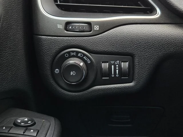 Used 2022 Bright White Clearcoat Jeep Trailhawk image 23