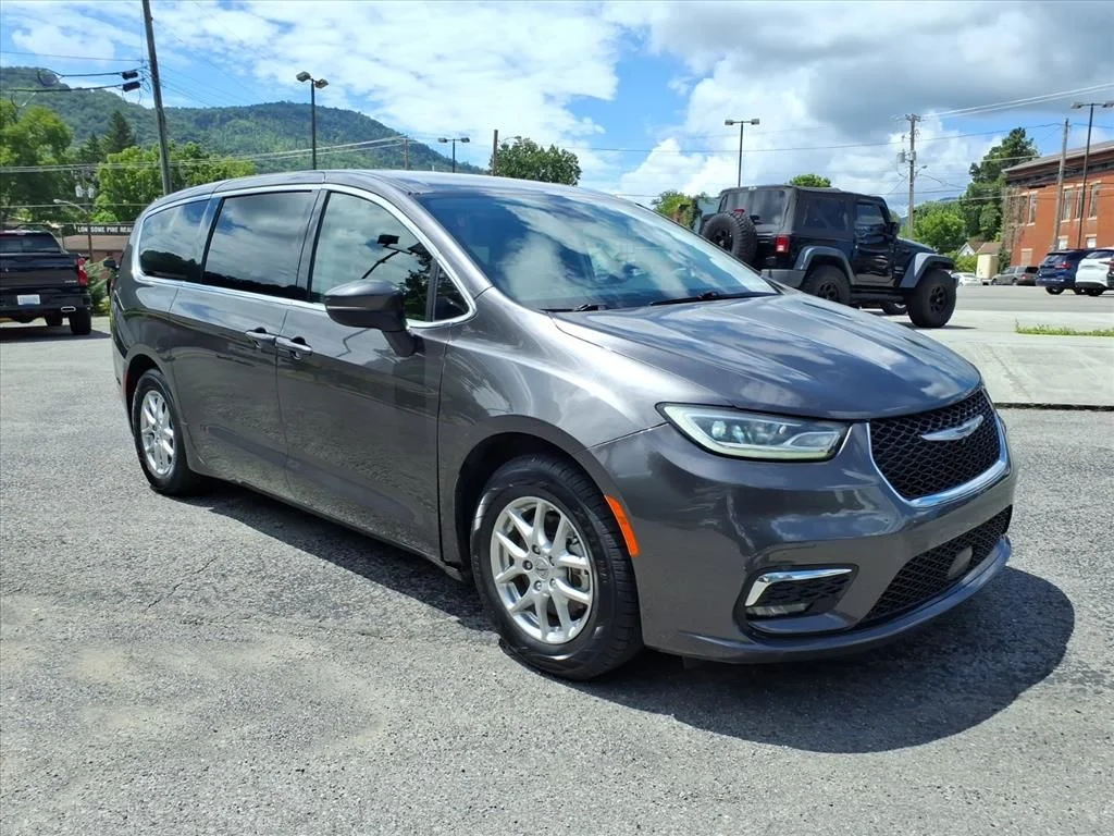 Used 2023 Gray Chrysler Touring L image 9