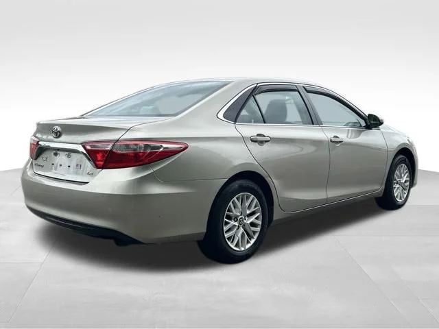Used 2017  Toyota LE image 5