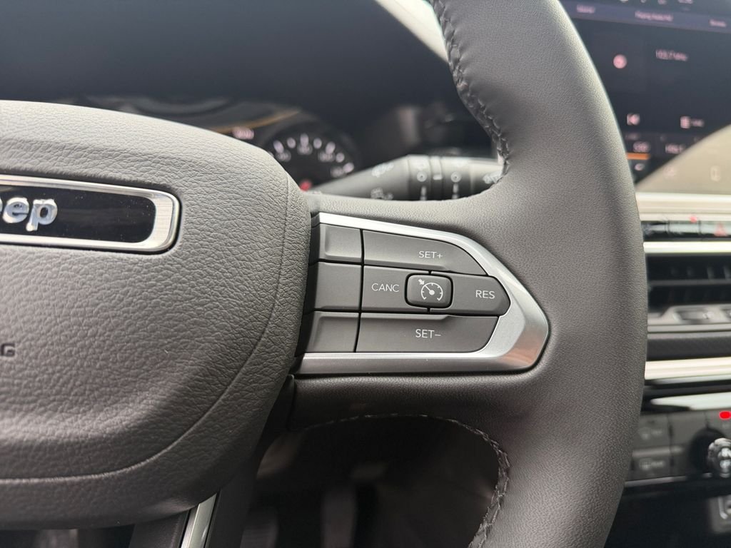 New 2026 Fathom Blue Pearl-Coat Exterior Paint Jeep Latitude image 25