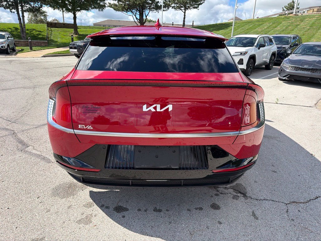 Used 2024 Red Kia Wind image 8