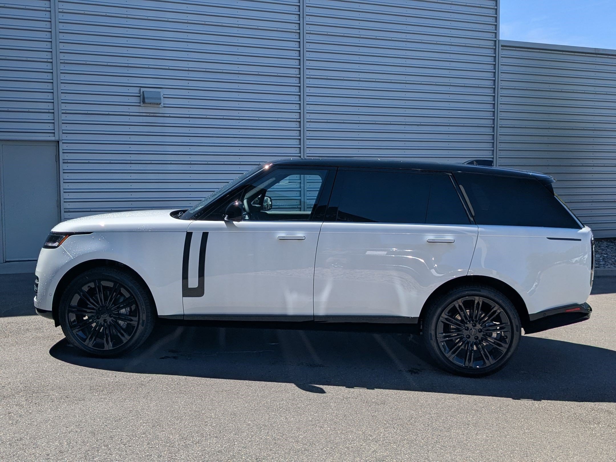 New 2026 Fuji White Land Rover P400 SE LWB 7 Seat image 9